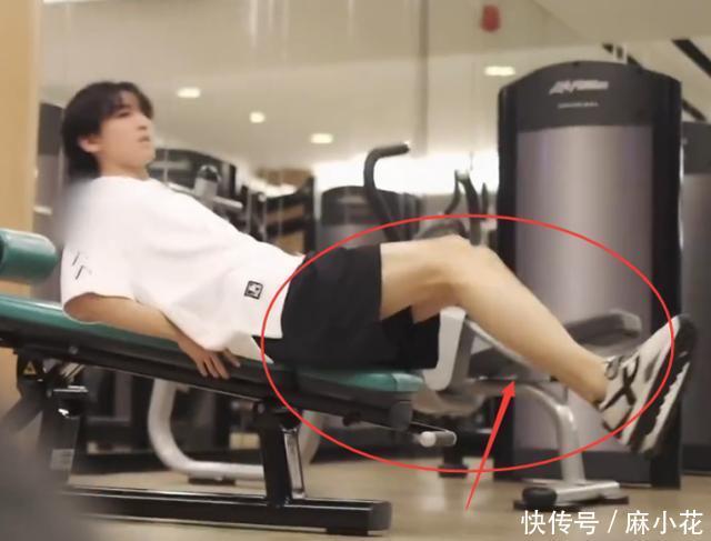 没了|王俊凯的“健身照”被疯传,没了10级美颜,这侧颜是真实的吗?