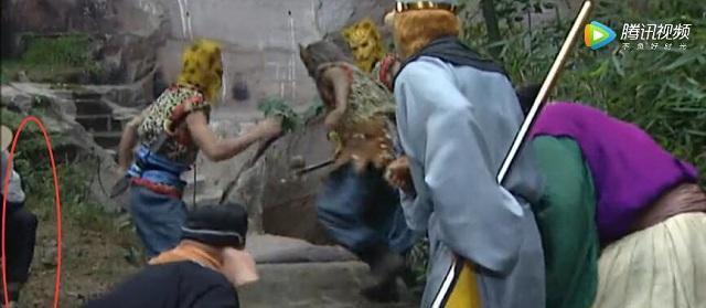 穿帮|西游记穿帮 六小龄童的孙悟空对女子说, 请放尊重些, 手表抢戏!