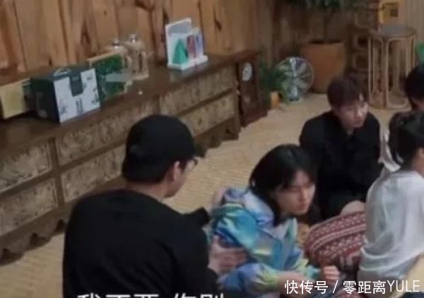  而张子枫|幸亏张子枫还是小孩，不然这一举动足以被骂到退圈，艺人不易