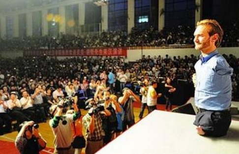 出生|国外男子一出生就吓吐了父亲,现在却能影响整个社会