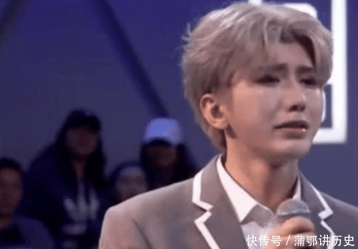 张艺兴|蔡徐坤出道时感谢导师,张艺兴李荣浩的反应太真实,装都懒得装!