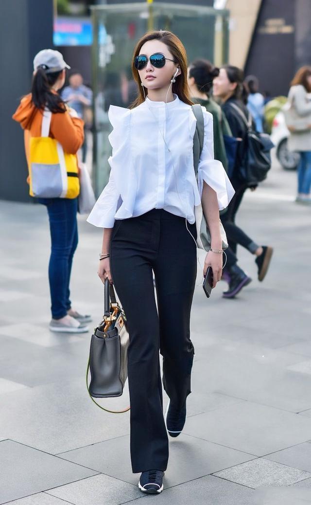 美观|街拍:小姐姐身材玲珑,牛仔裤搭配修身背心,简洁大方美观