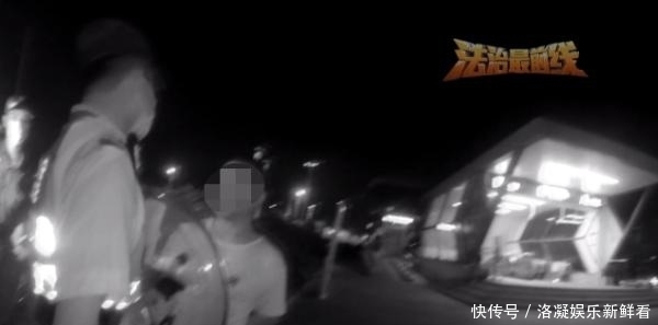 难看|太难看!一男子在扶手电梯间来回爬行,只因…