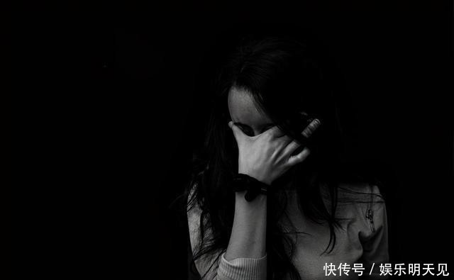 海洛因|大马空姐为救女儿，大腿夹海洛因过安检，苦练三个月一秒被识破