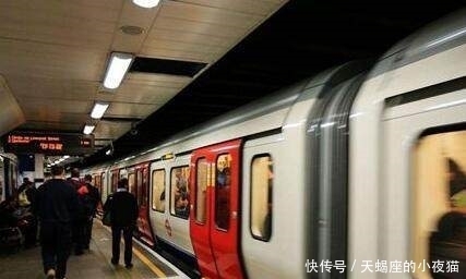 女孩|女孩坐车姿势极其怪异，众人以为在大便，真实情况让人傻了眼