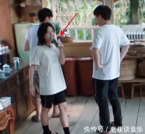 向往的生活|何炅将剩牛奶递给张子枫喝,她接过牛奶的反应亮了,暴露真实性格