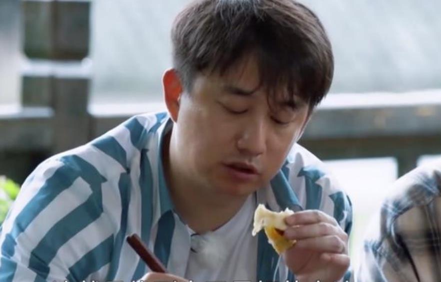 张子枫|《向往4》做饭曝造假后,张子枫起床照也露馅网友装不出来