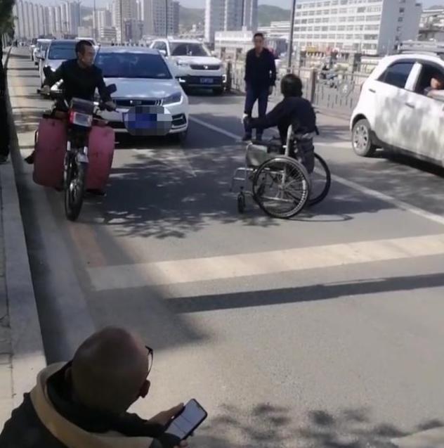 桥上|一残疾人在桥上拦路，不给钱就砸车，司机大哥下来就是一耳光