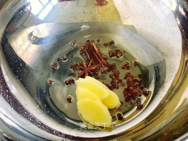  切成|这样做鸡爪真的太好吃了，越吃越上头！你们一定要试试看！