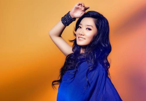 问玲花|凤凰传奇上节目,主持人问玲花:你和曾毅在一起老公吃醋吗?