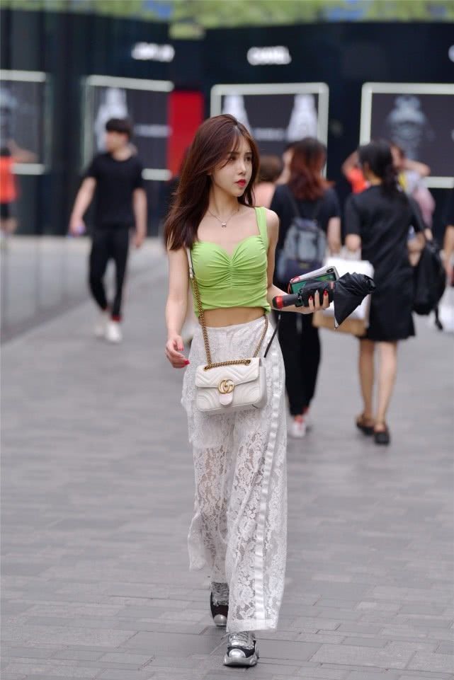 风衣|街拍：美女边走边打电话，休闲风衣的搭配帅气大方