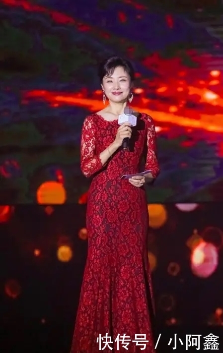 设计|周涛终于穿旗袍裙了，大红色旗袍连衣裙配低盘发，气场开挂了