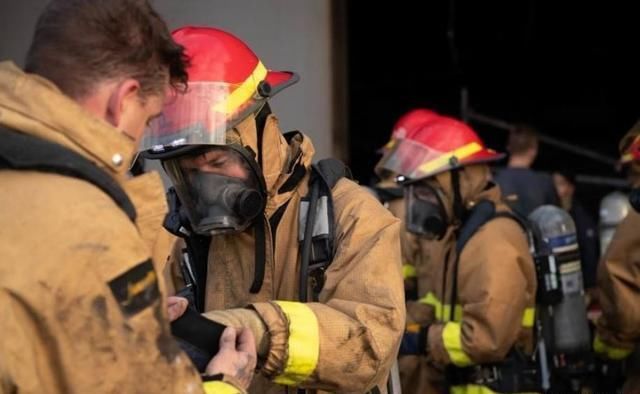  大火终于|雪上加霜！美舰“好人理查德”号大火扑灭后，多名船员确诊新冠