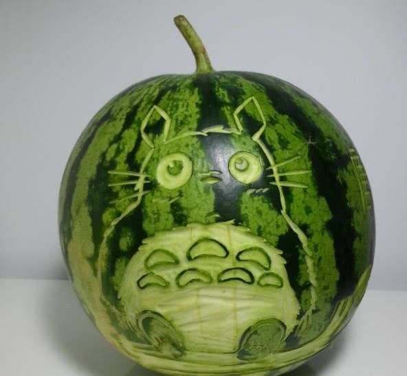 菠萝|当水果遇上雕刻,苹果变爱心,菠萝变刺猬,而西瓜上有龙猫