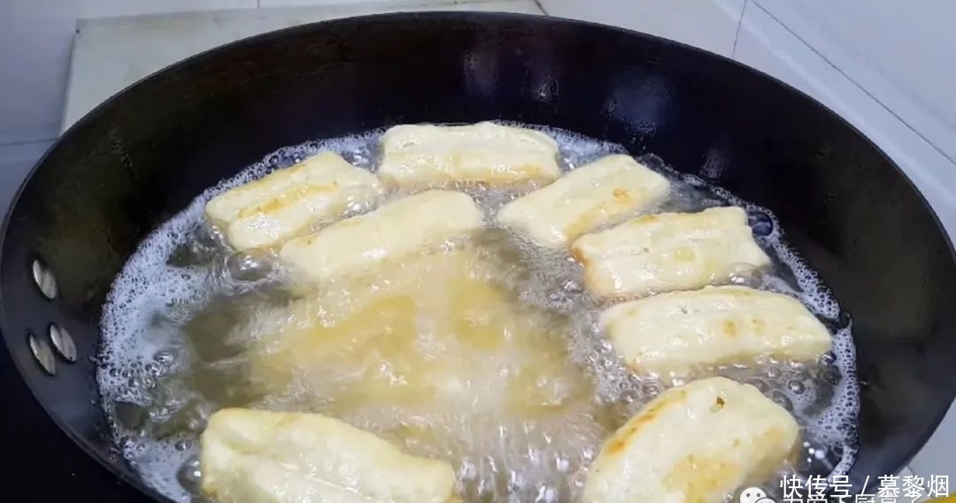 发面|家常小油条的做法,不发面不烫面,个个焦脆又香甜,真的太好吃了