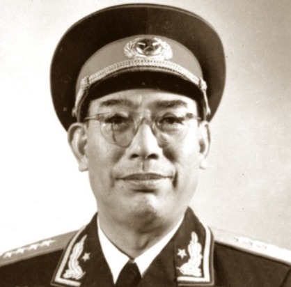  当年|当年他只是周士第的一个小排长，28年后周士第成上将，他却是大将