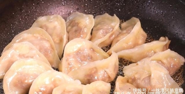 制作|薄脆的冰花煎饺,制作出“冰花”只需要1碗“水”!比煎饺还好吃