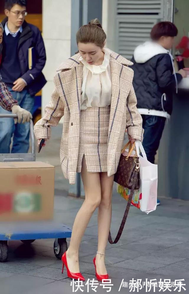 高跟鞋|美女脚上踩着一双高跟鞋,透露出一种高贵的气息,让她更加的迷人