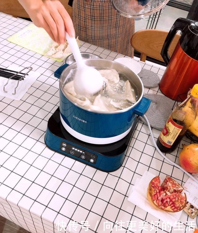 别光|煮饺子时,别光知道水开下锅!记住这个技巧,才香嫩好吃不破皮