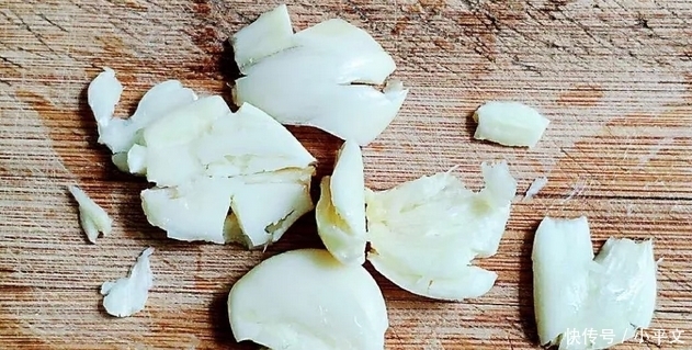  爽口|大叔家的快手菜：蒜香菊花头，香气扑鼻，清脆爽口，家人喜欢！