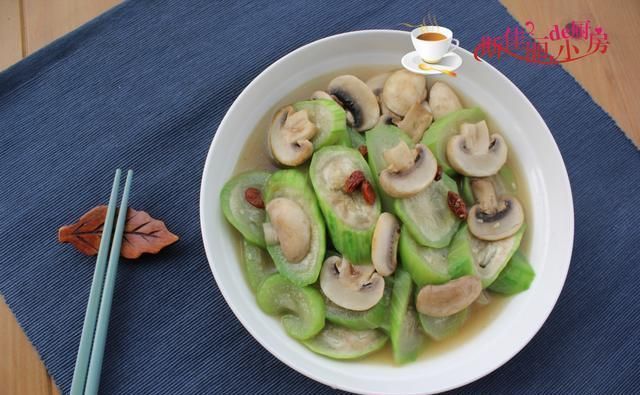  分钟|丝瓜和它是绝配，三天两头炒一盘，鲜香营养又清暑，3分钟能出锅