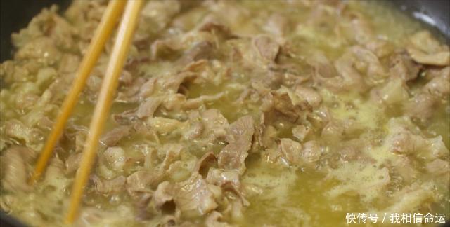 金针菇|深秋里来上一碗酸汤肥牛吧!酸辣可口治好你的没胃口,温暖你的胃