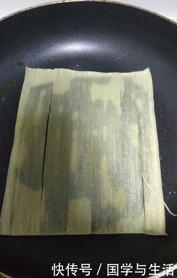 小吃|大妈在校门口卖的小吃,1个6元,每次排长队才买到,便宜又好吃