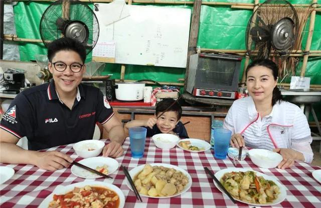  早餐|霍启刚晒豪门家庭早餐引热议：真正的富养，不靠钱砸