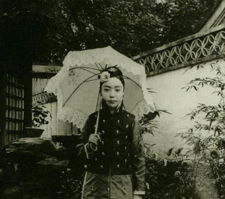 妇女|清朝真实格格老照片图4宫女美如画,图8妇女憨态可掬!
