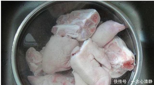  软烂|炖猪蹄不用高压锅，教你一招，只需在里面加点它，软烂入味还不腻！