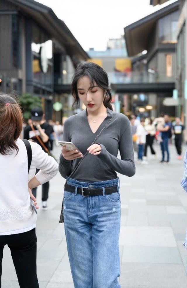 时髦|街拍:时髦大方的时尚美女,牛仔装的搭配潇洒又气派,休闲又不失女人味