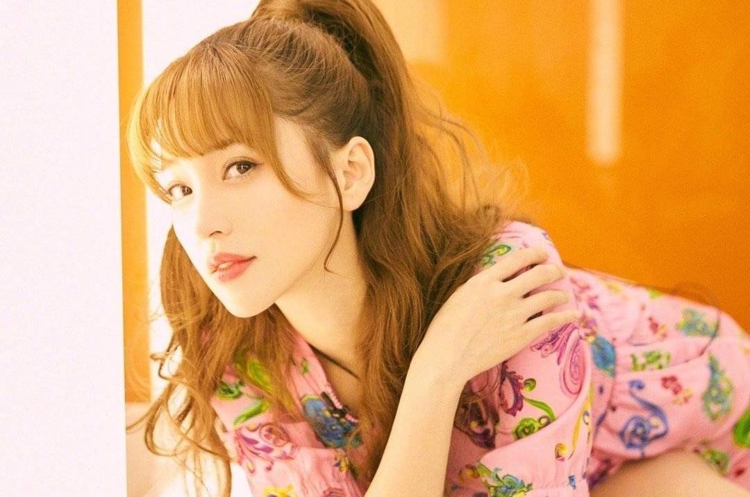 舞台|金莎三公舞台两次掉扇,失误太多下台大哭,队友蓝盈莹在笑什么