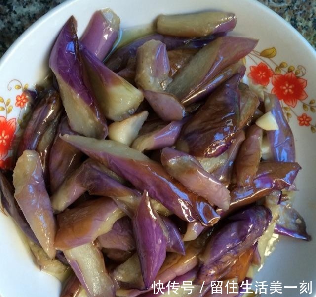 吃饭|在家请工友吃饭,老婆掌厨做的菜,端上桌工友看了扭头就走