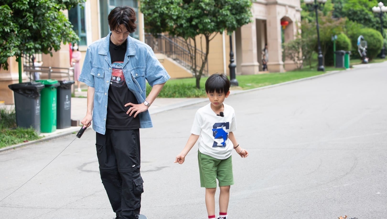 卷卷|综艺 | 王一博《天天向上》首次带娃遭怼