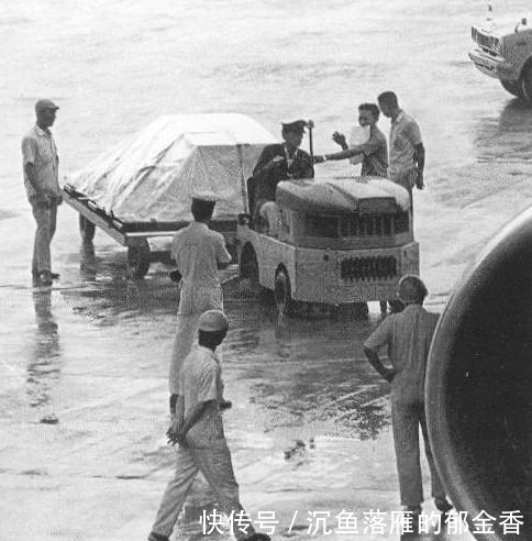 令人|10张老照片回顾李小龙一生:师父叶问断言短命,图9令人心酸落泪