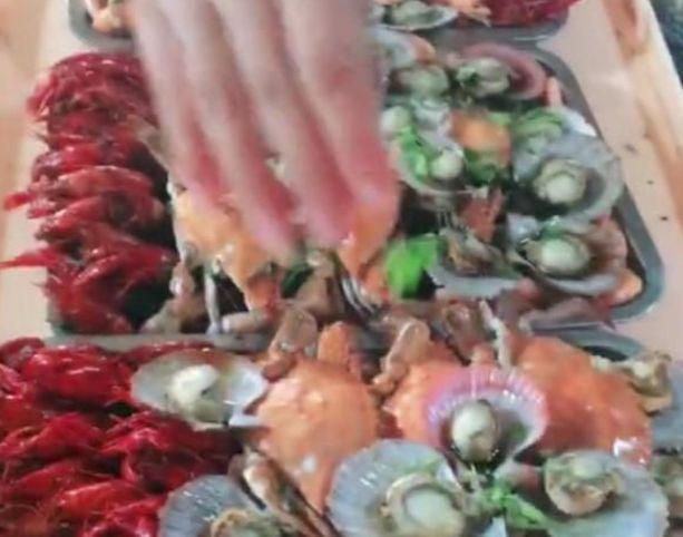 悄悄|同学嫁到农村办婚宴,我给了100元红包,看到饭菜后我悄悄离开