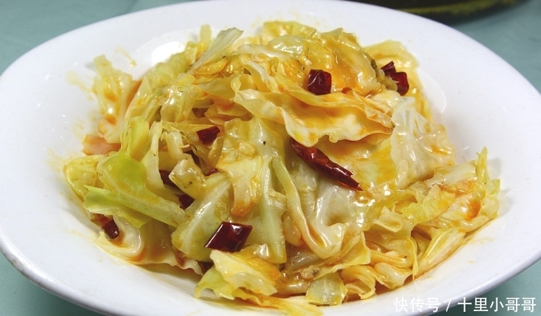 包菜|做手撕包菜,直接下锅就错了!学会这一招,不发黑不油腻酸爽可口