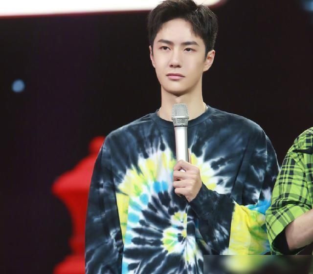 大张伟|天天向上王一博喝莲藕汤表情失控笑出皱纹,大张伟傻眼汪涵制止