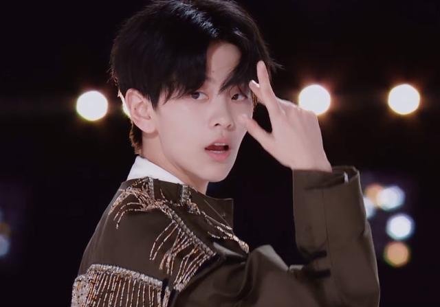  离开|离开美颜滤镜判若两人新一期节目里鹿晗显年纪，女练习生现原形