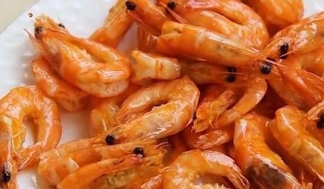 大虾|大虾不要水煮了,教你秘制新吃法,虾壳都不用吐,上桌瞬间被扫光