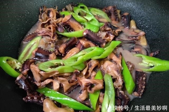 鱿鱼须炒|这东西25块钱一斤,比鱼鲜,比肉还贵,简单一炒比肉还香!