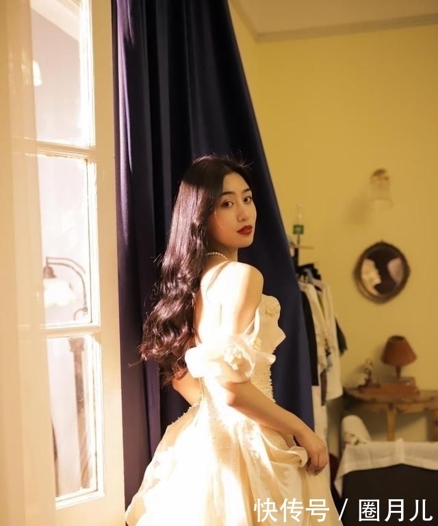  初夏|初夏最美女神系穿搭，清纯色系穿出时髦感，女人味爆棚