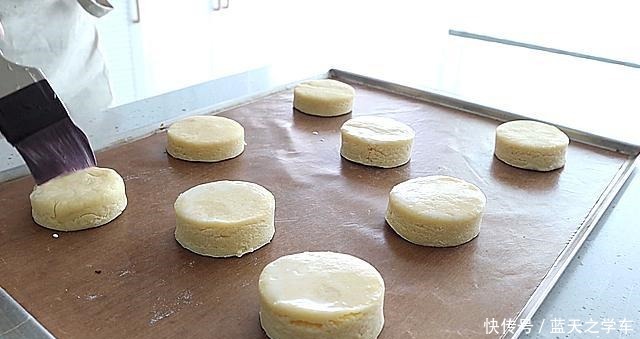 酥饼|外皮酥脆,里边软嫩的烤酥饼,抹上黄油和果酱更好吃