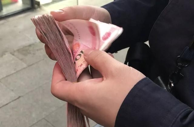 小伙|躺酒店床上玩手机，一不小心床底发现大秘密！小伙赶紧报警……