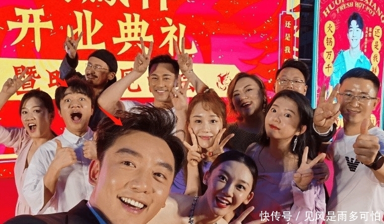 做客|郑恺去王祖蓝家做客,同框看《跑男》,听清谈话内容:忍不住泪目