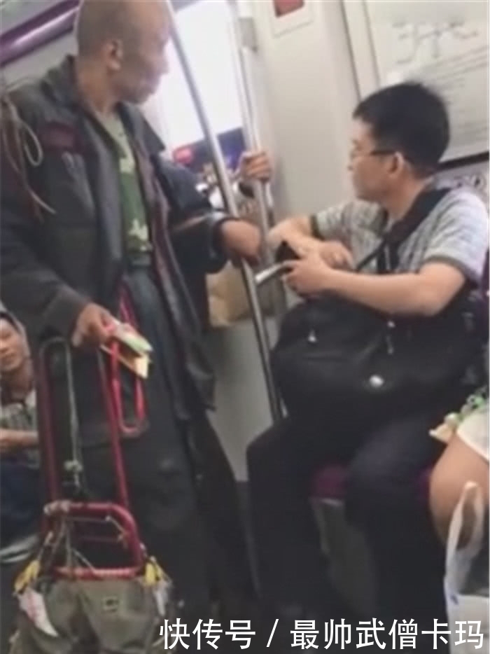 让座|地铁上老人用法律规定男子让座，男子霸气回应，老人当场不知所措