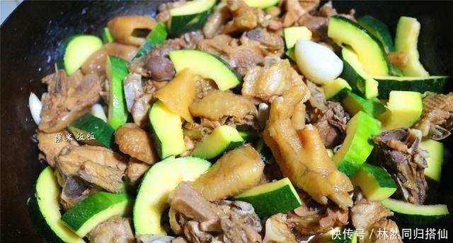 南瓜炖小鸡|鸡肉和它是绝配，可惜很多人没吃过，2元一斤，现在吃正当时