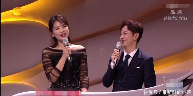 颁奖|金鹰节颁奖尴尬多!刘涛走神何炅急救场,嘉宾忘词全场都看提词器