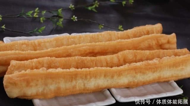 炸油条|教你一道简单的炸油条,做法简单味道更好,而且没有添加剂