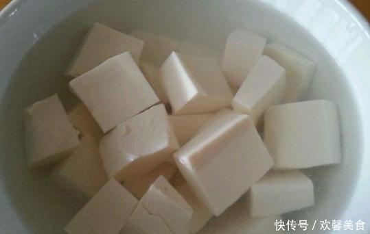 简单|煎豆腐时,别直接下油锅,多做一步,简单实用,豆腐不碎不粘锅